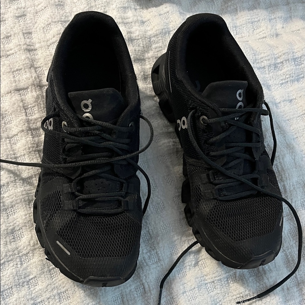 OnCloud Running Black Athletic Shoes, women’s 6.5